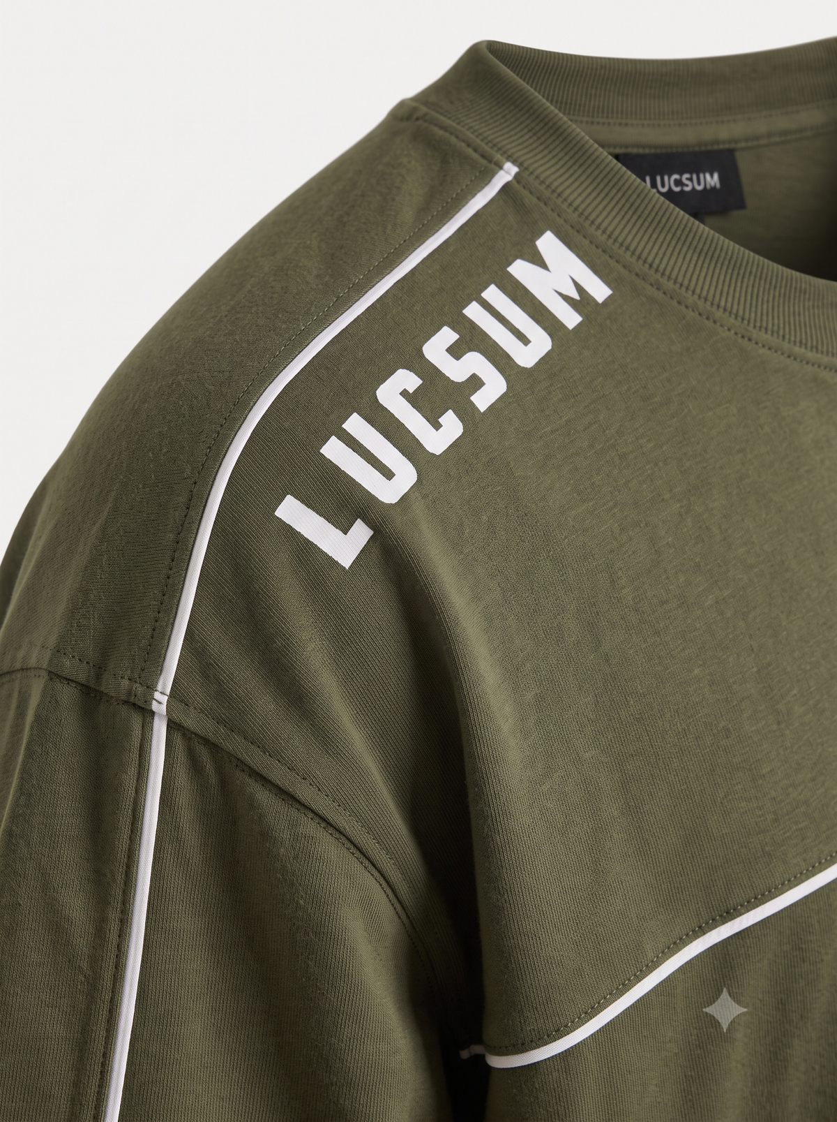 Lucsum Shoulder Logo Olive — Macro close-up