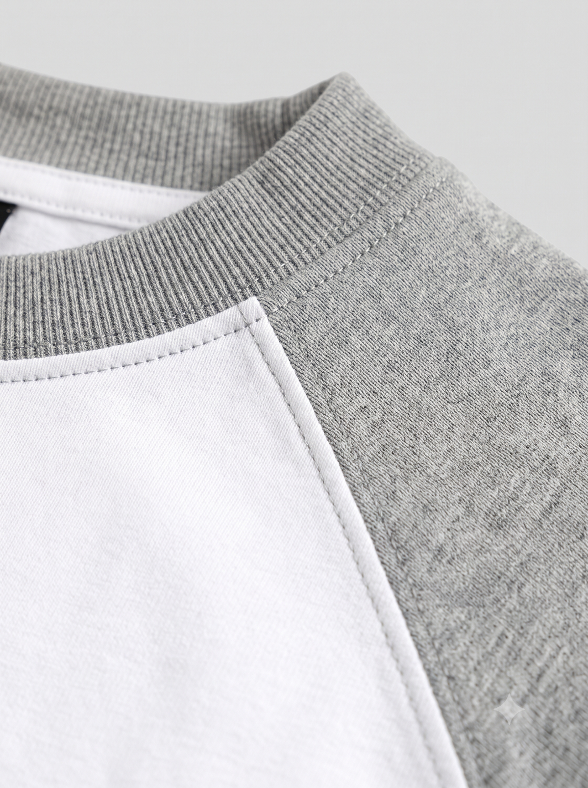 Lucsum Raglan Baseball Grey/White — Macro close-up
