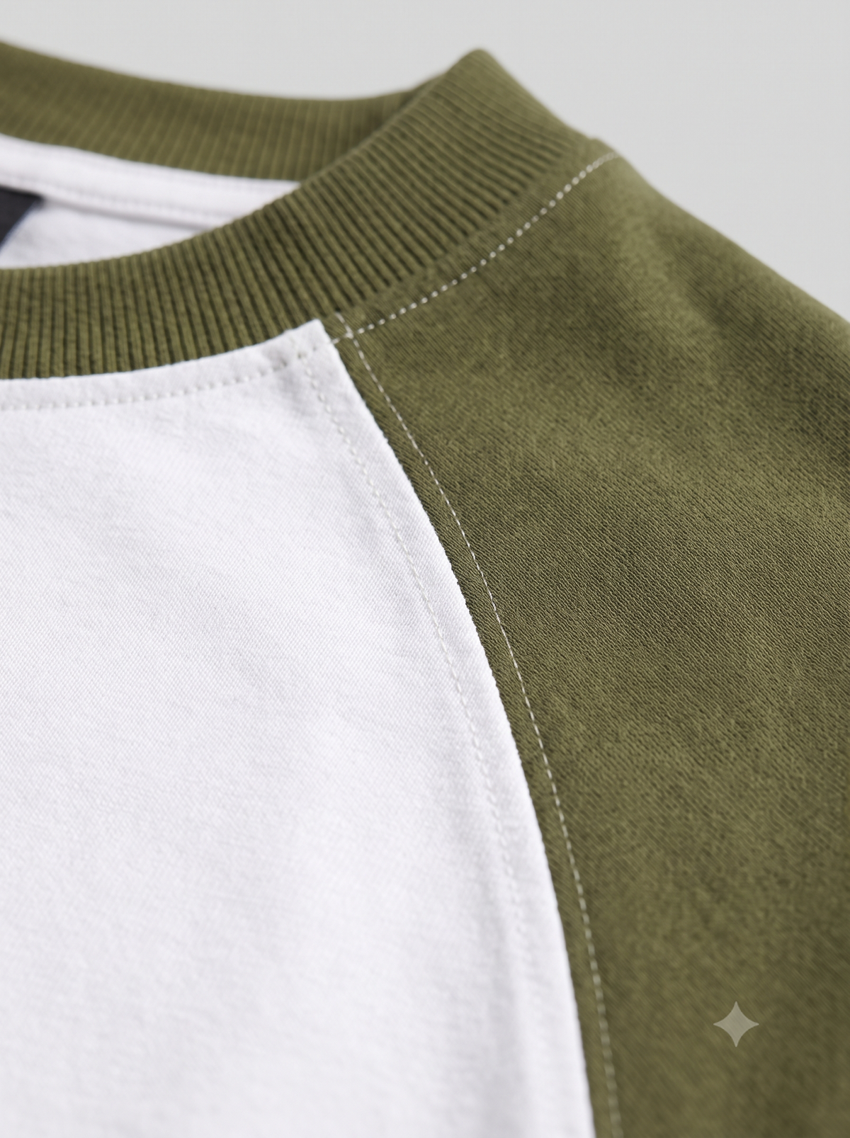 Lucsum Raglan Baseball Olive/White — Macro close-up