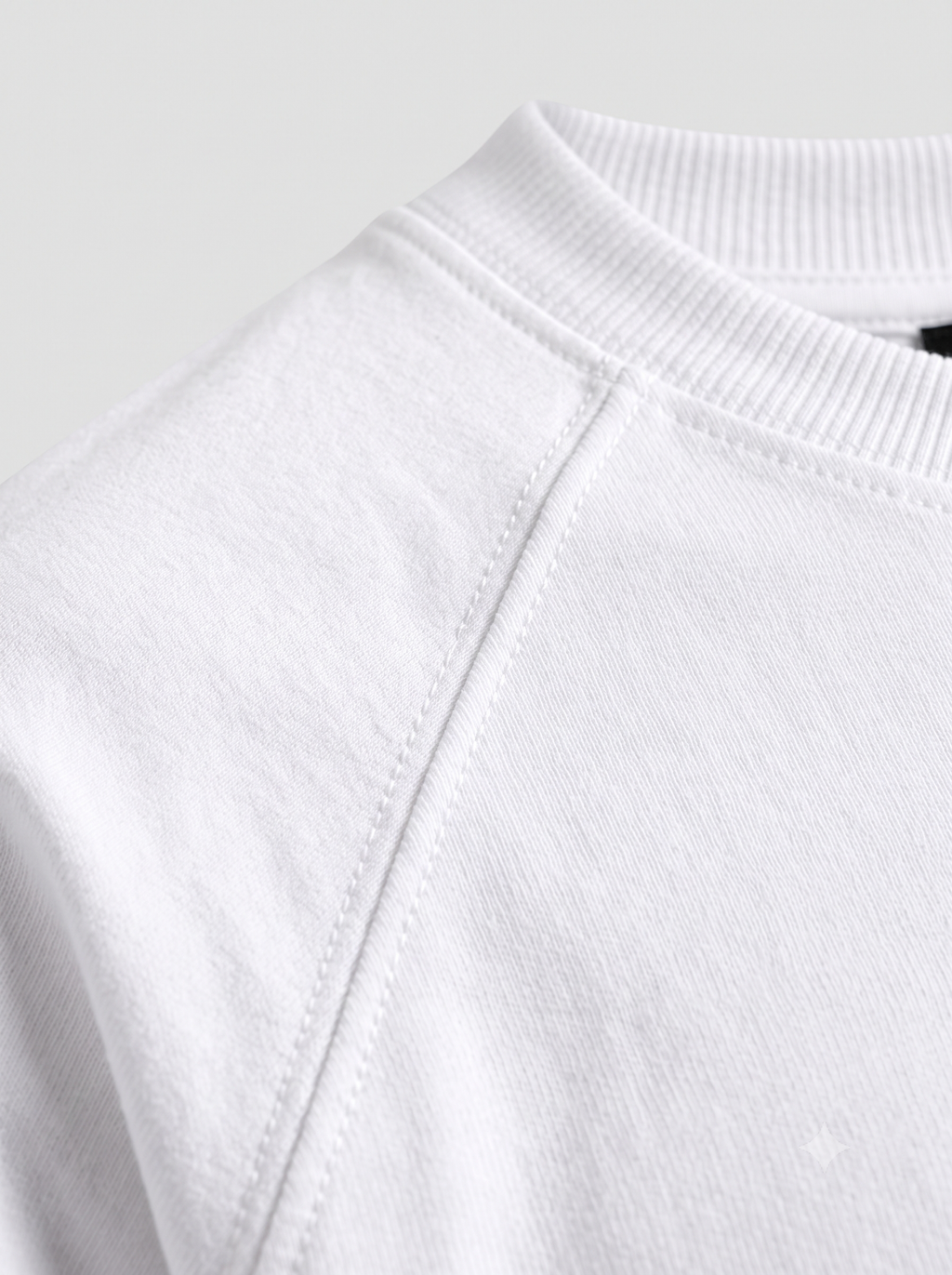 Lucsum Raglan Baseball White/White — Macro close-up