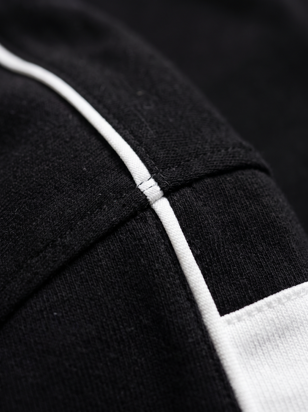 Lucsum Contrast Panel Black — Macro close-up