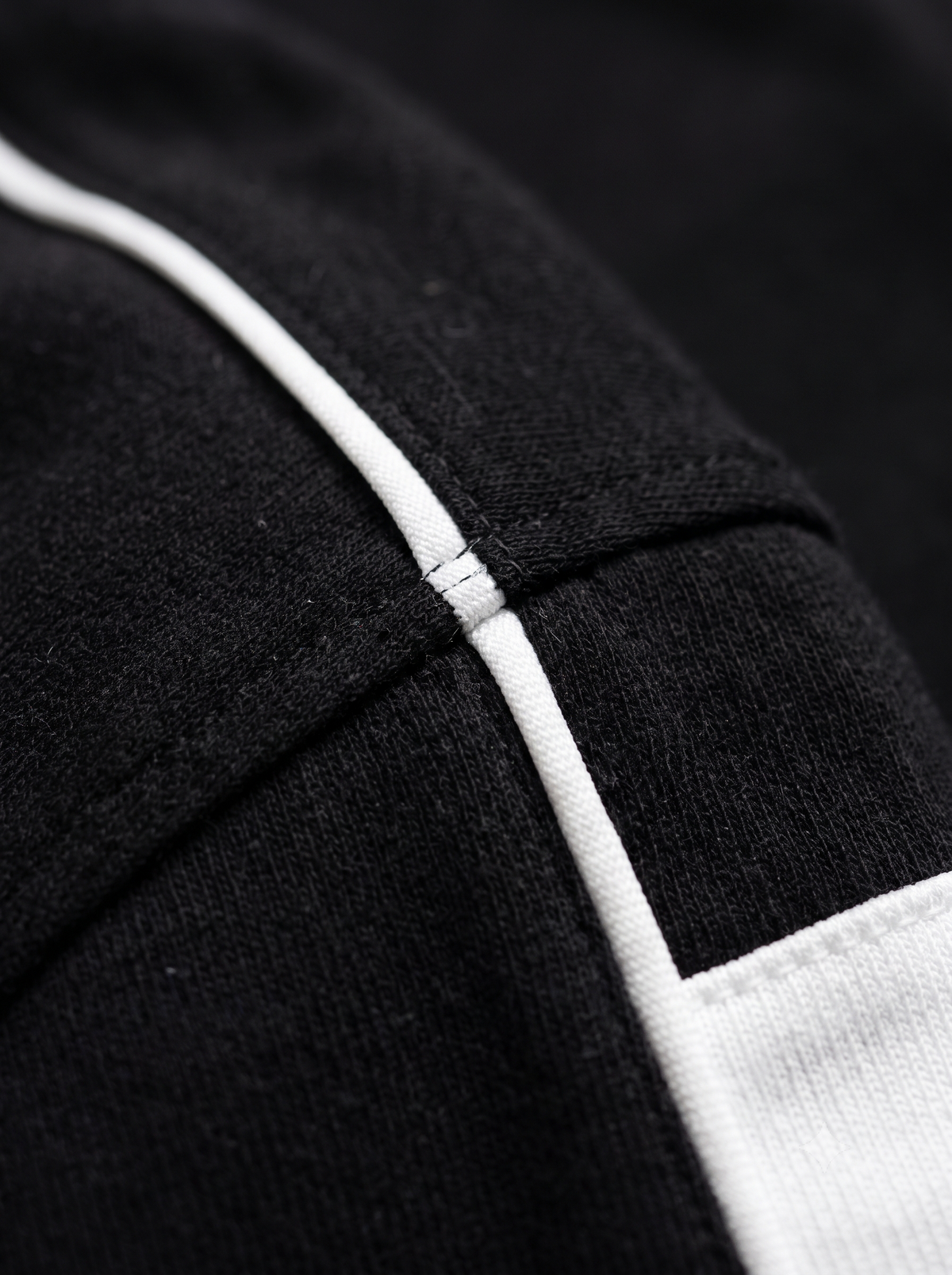 Lucsum Contrast Panel Black — Macro close-up