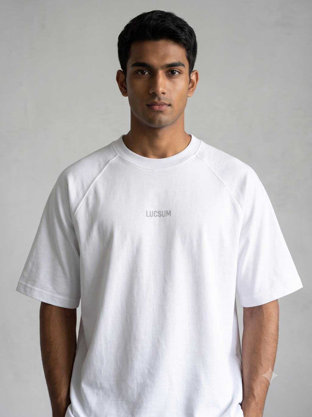 Lucsum Raglan Baseball White/White — Lifestyle view