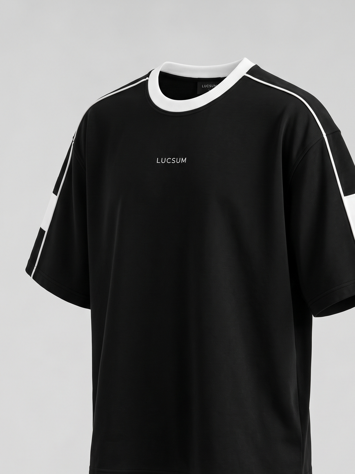 Lucsum Contrast Panel Black — Three-quarter view