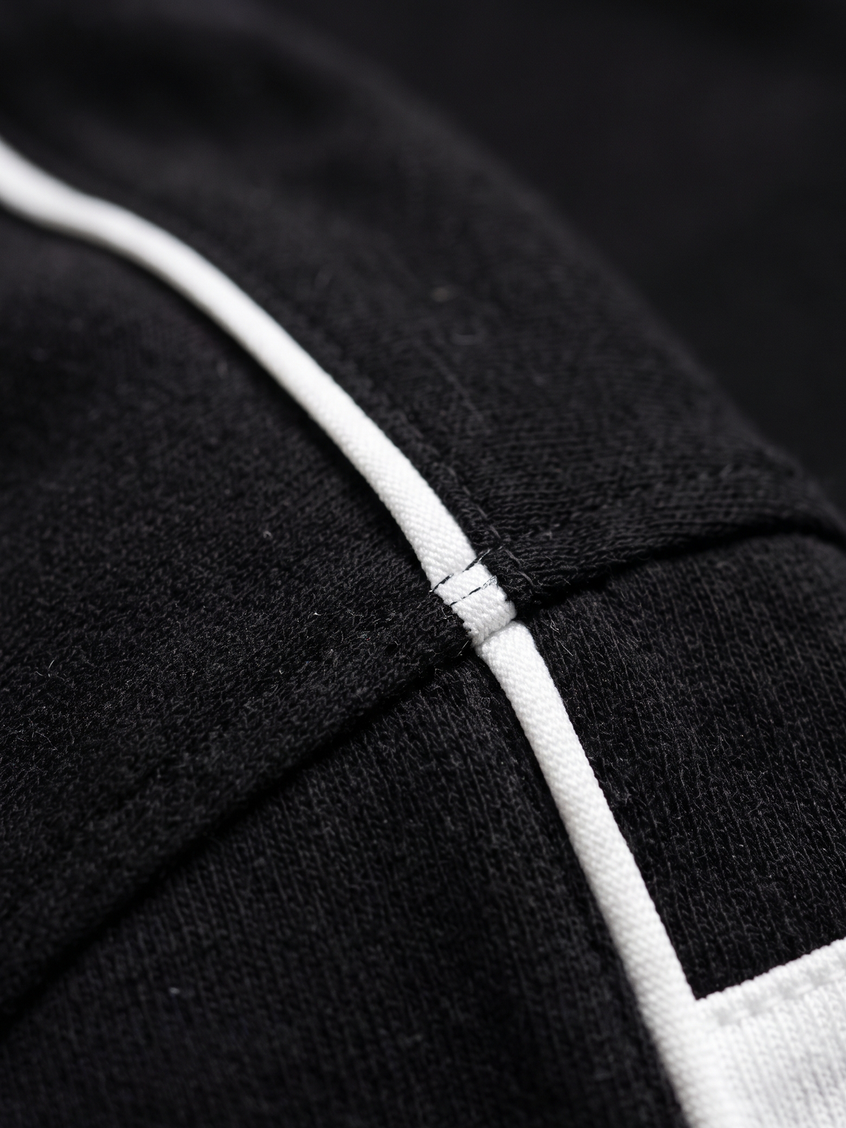 Lucsum Contrast Panel Black — Macro close-up