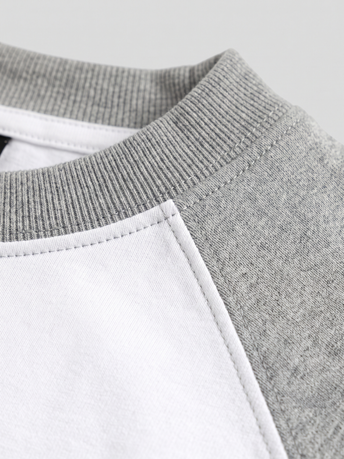 Lucsum Raglan Baseball Grey/White — Macro close-up