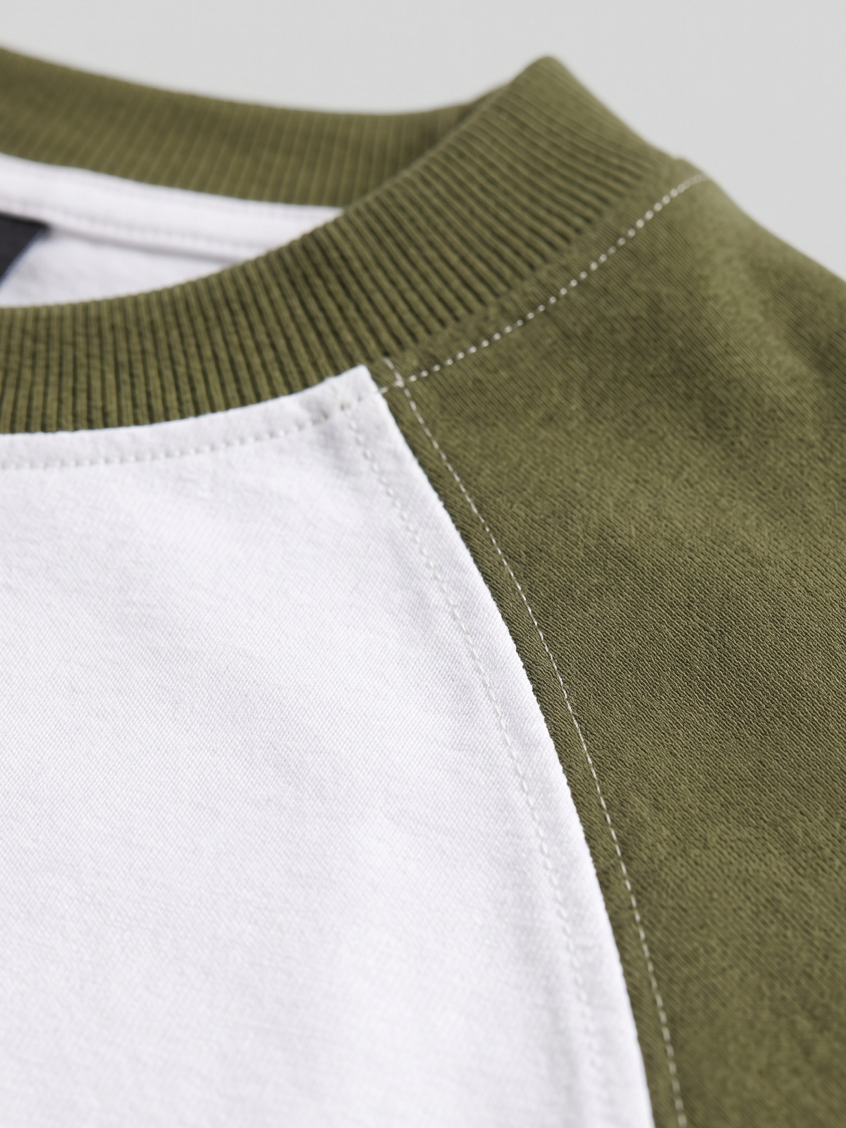 Lucsum Raglan Baseball Olive/White — Macro close-up