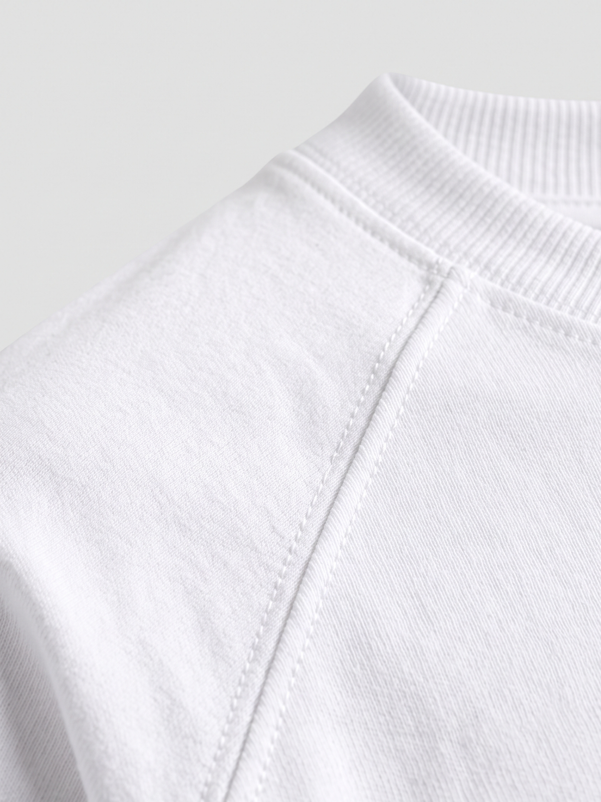 Lucsum Raglan Baseball White/White — Macro close-up