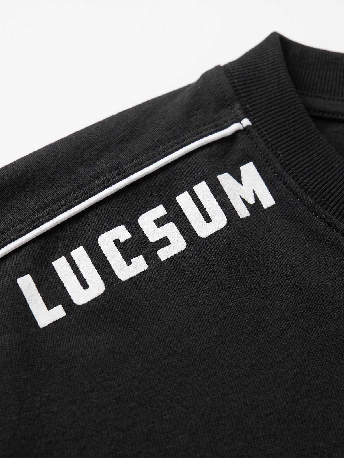 Lucsum Shoulder Logo Black — Macro close-up