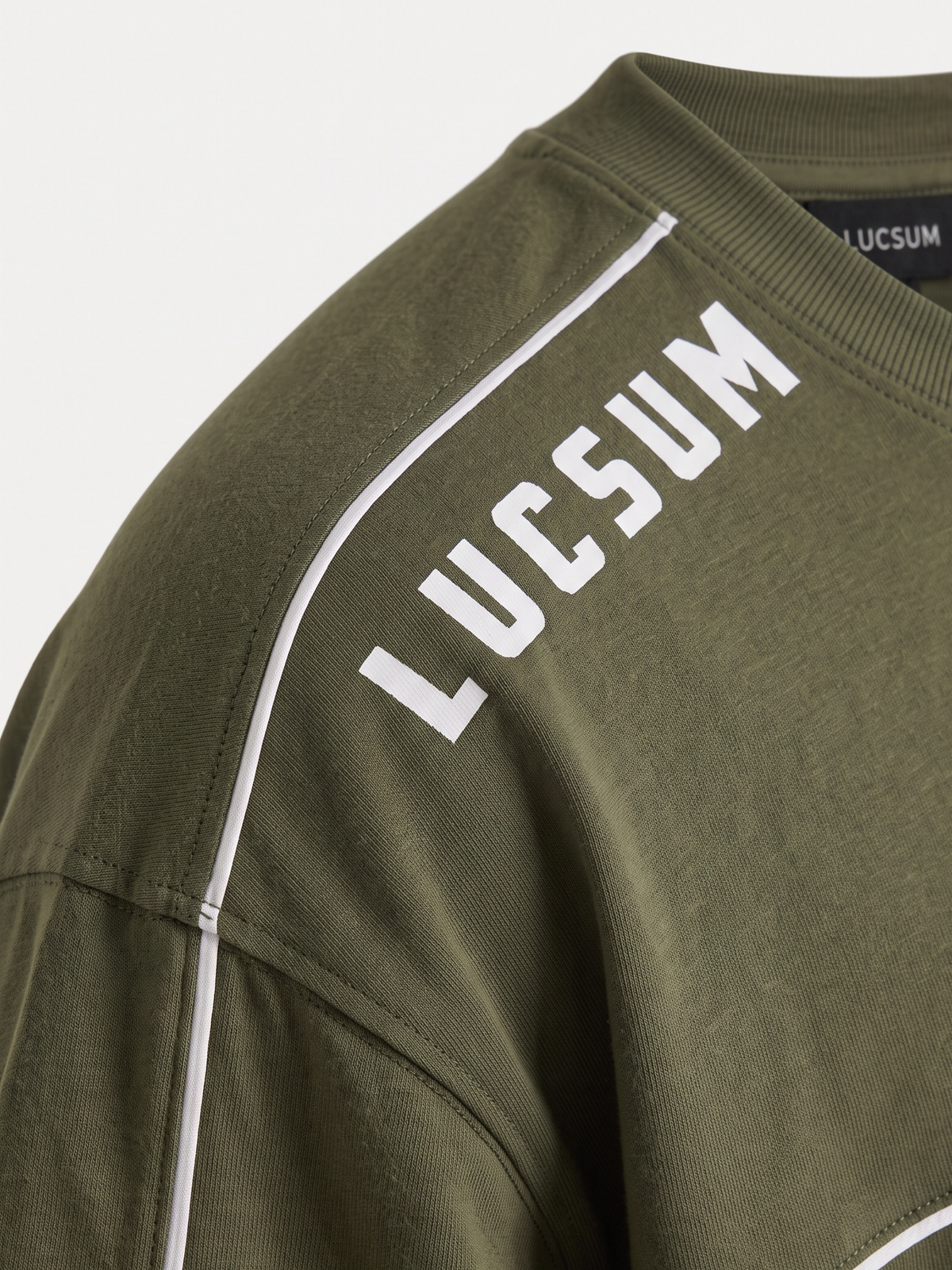 Lucsum Shoulder Logo Olive — Macro close-up
